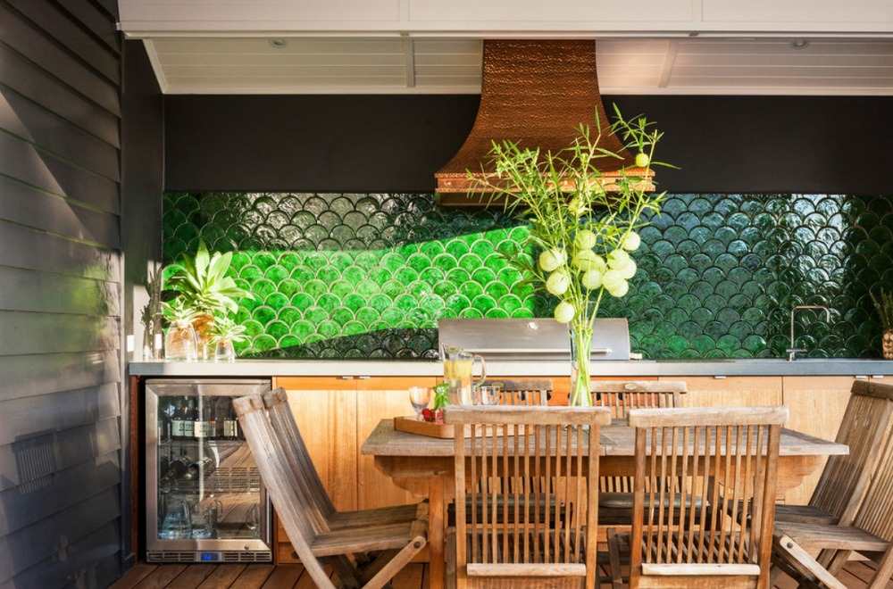 grönt kök bakvägg och matbord och trästolar