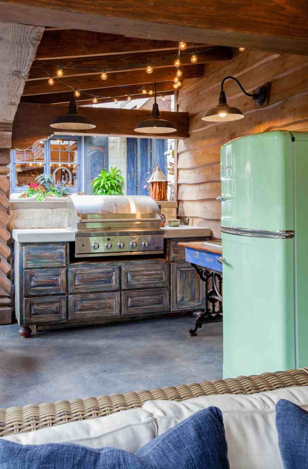 trädgårdsmöbler i vintage -stil och kylskåp i retrostil i grönt kombinerar för en rustik atmosfär
