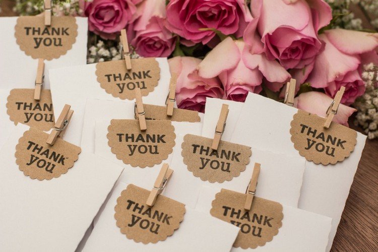 Bröllopsfavörer säger tack till bröllopsgäster