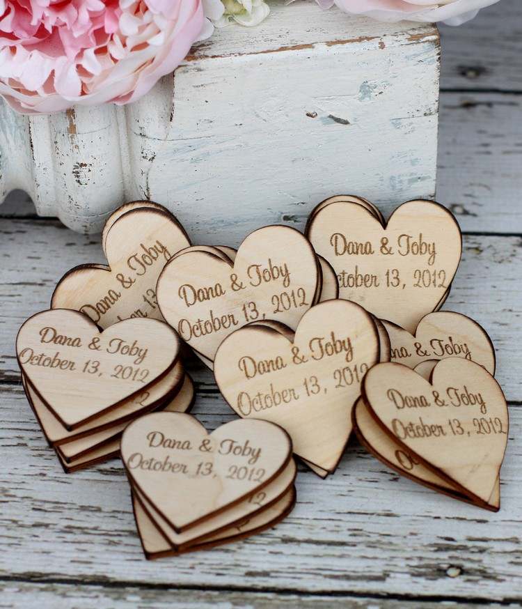 gynnar-bröllop-rustikt-trä-hjärtan-bokstäver