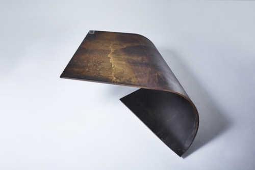 mörkbrunt rustikt böjt designbord av stål