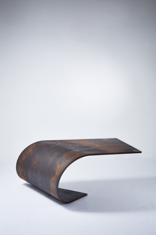 industriellt utseende böjt designbord av stål