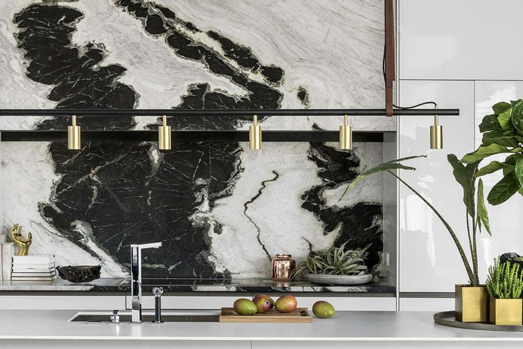 dämpade färger svart vit marmor kök bakvägg multi-låga hängande lampa kök ö diskbänk