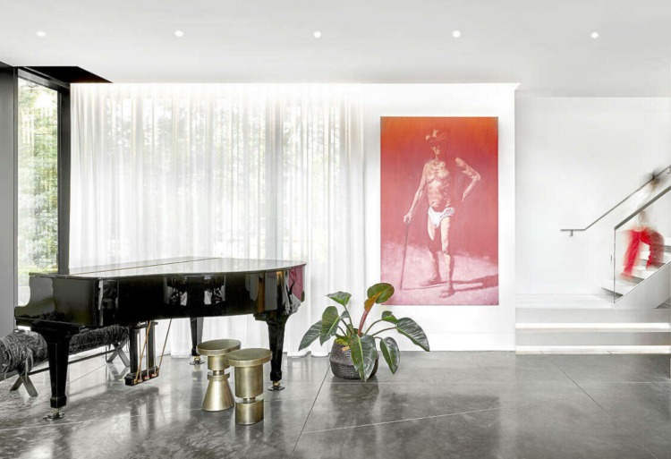 dämpade färger vardagsrum grå stora format golvplattor modern konst vägg piano