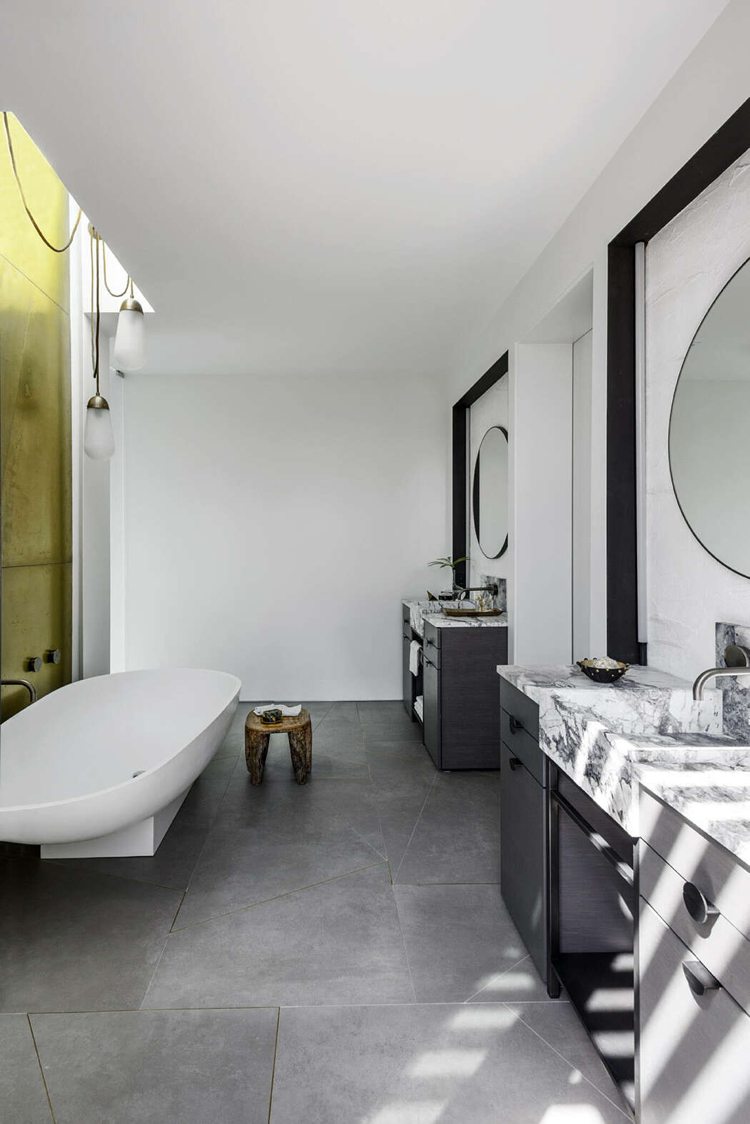 dämpade färger två runda speglar tvättställ puristiska badrumsmöbler