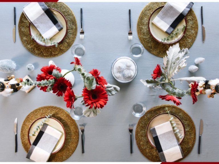dukat bord till jul med färska blommor och servetter i svartvitt
