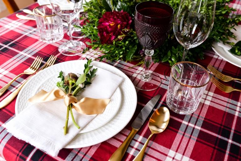 vackert dukat bord till jul Perfekta idéer för bordsdekoration med torra blommor på tallrikarna och duk med rutiga mönster