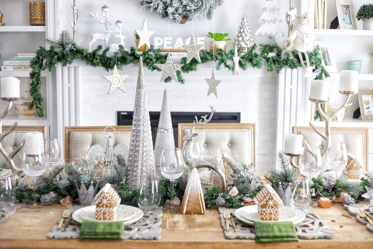 festligt dukat julbord i silver med konstsnö, vackra bordsdekorationer i grönt och silver