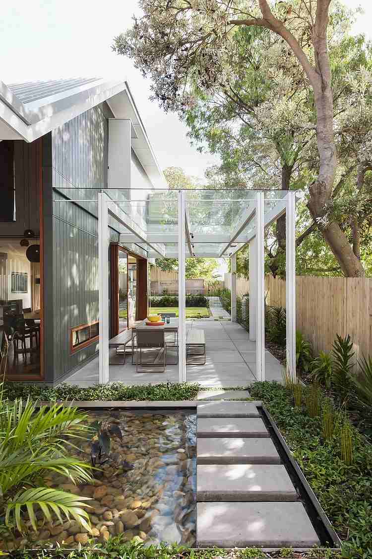 material-terrass tak-vit-konstruktion-metall-glas-platta-trädgård design-hus-träd-växter
