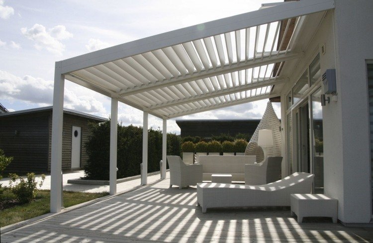 material-terrass takläggning-vit-aluminium-lameller-lungor-trädgårdsmöbler-moderna-terrass-dörrar-trädgård