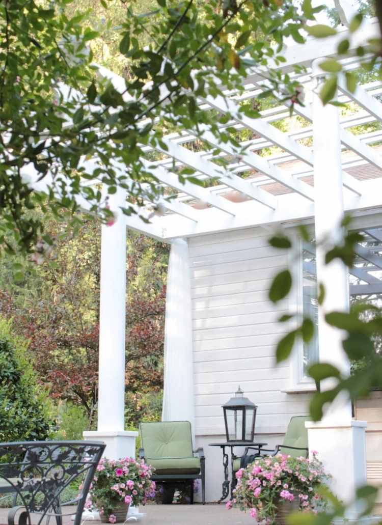material-terrass takläggning-trä-vit-romantisk-ljus lykta-blommor-skugga-träd