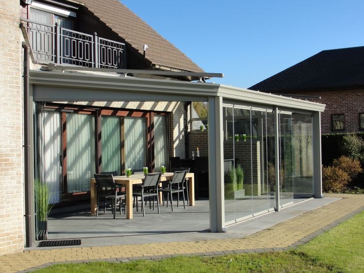 material-uteplats tak-fast-konstruktion-metall-glas-trädgård-gräsmatta-matbord-altandörrar