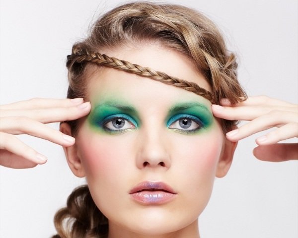 gröna make-up ljusa läppfrisyrer flätade flätor pannband