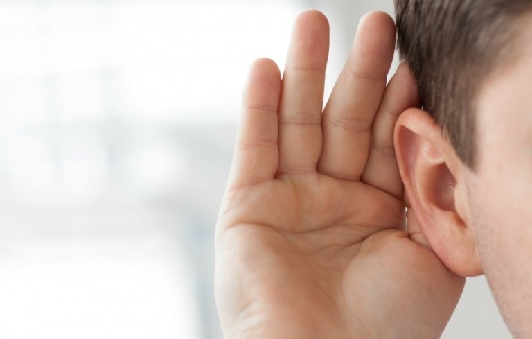 Otitis media åtföljs av dunkande eller stickande smärta i öronen