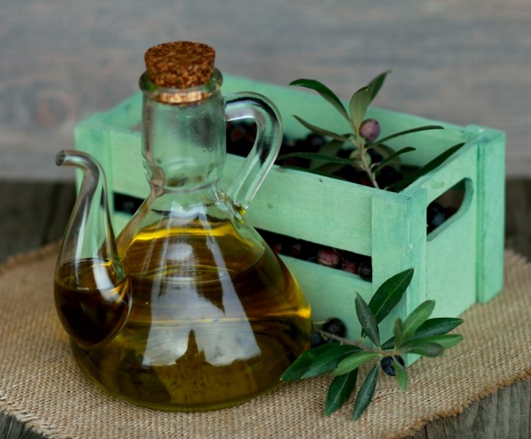 Tea tree olja är ett populärt öronvärk hemhjälpmedel, men det måste spädas