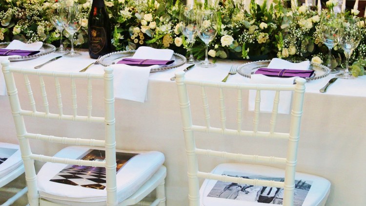 bröllop-bord-blomma-arrangemang-löpare-vit-grön-lila-favör-foton-brudpar-stol-sits
