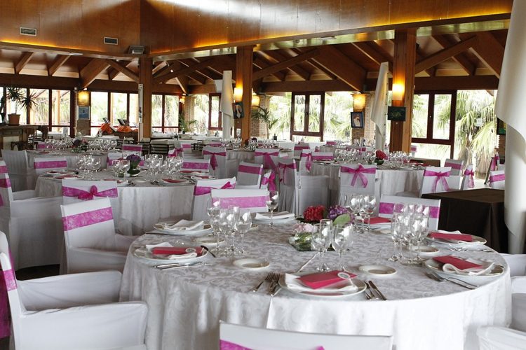 bröllop-mottagning-runda-bord-rosa-vit-dekoration