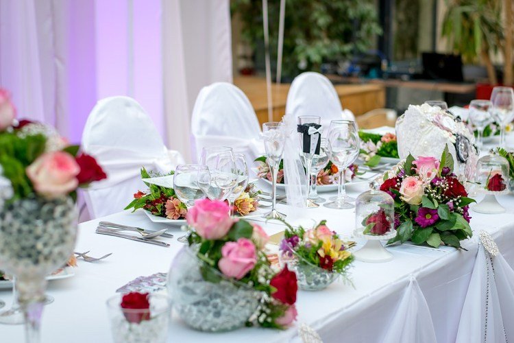 Bröllopsplatskort blomsterarrangemang-champagneglas-brud-brudgum