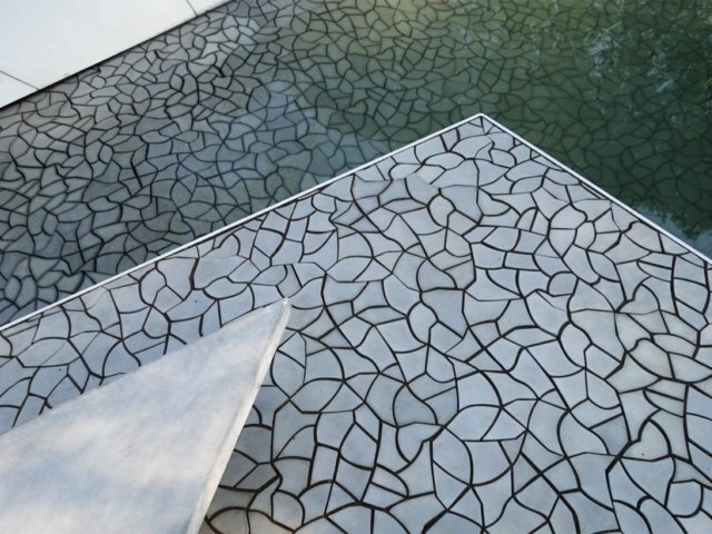 Lägg moderna, snygga mosaikplattor av betong