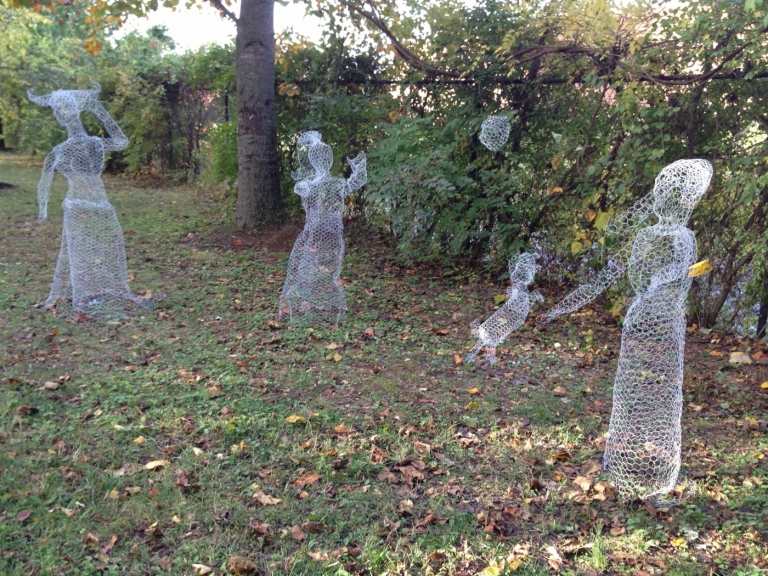 Placera spöken i grupper i trädgården - Halloweenpynt för utsidan
