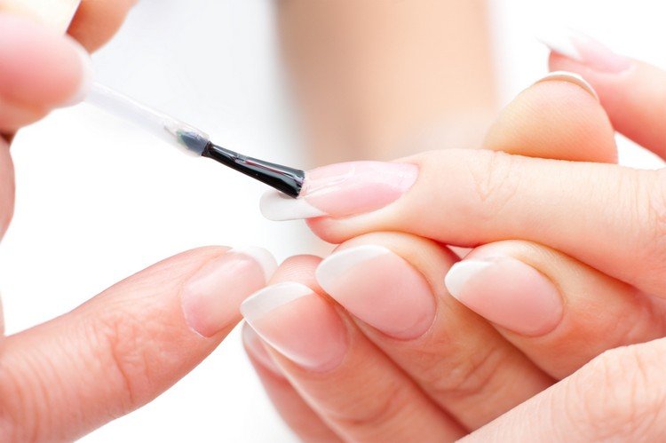 varför applicera en baslackgula naglar genom vad nagellack gör