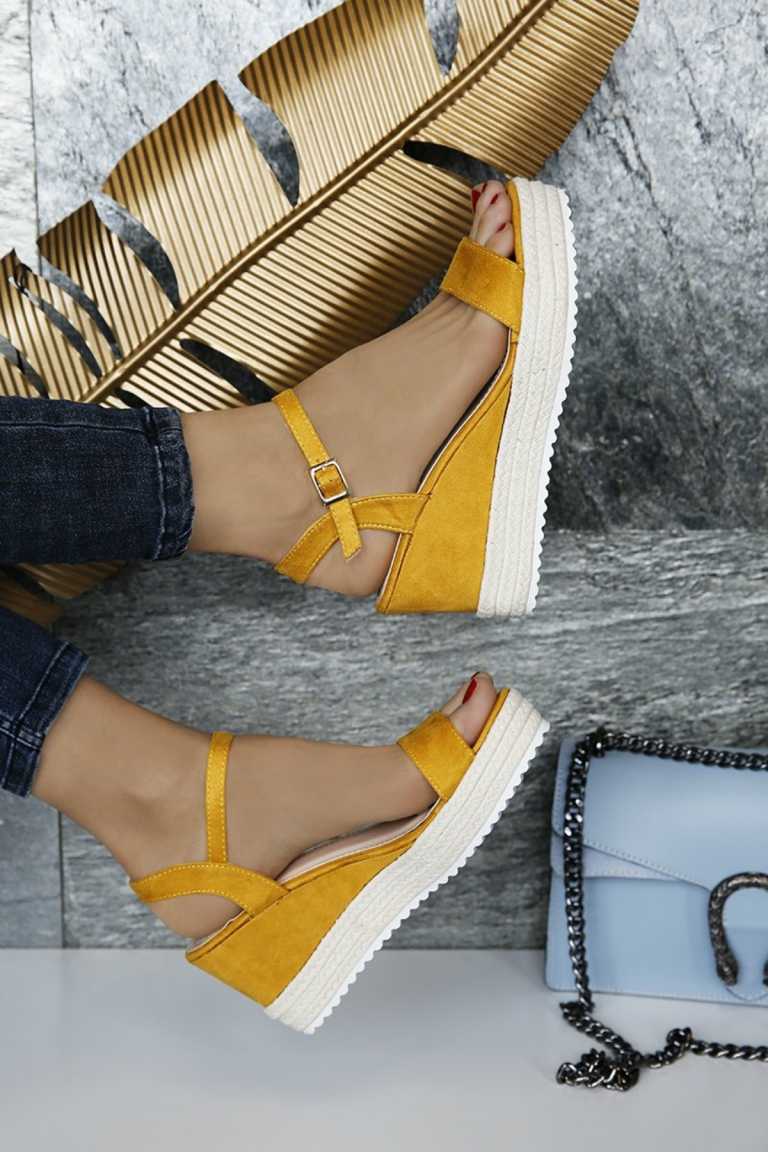 Sandaler med plattform i elegant guldgult för trendiga sommarkläder