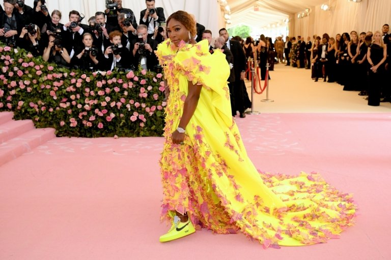 Serena Williams på Met Gala 2019 i en gul klänning och gula sneakers från Nike