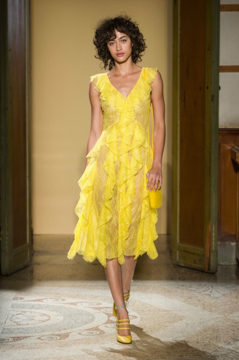 Officiell garderob med lös gul klänning och gula skor