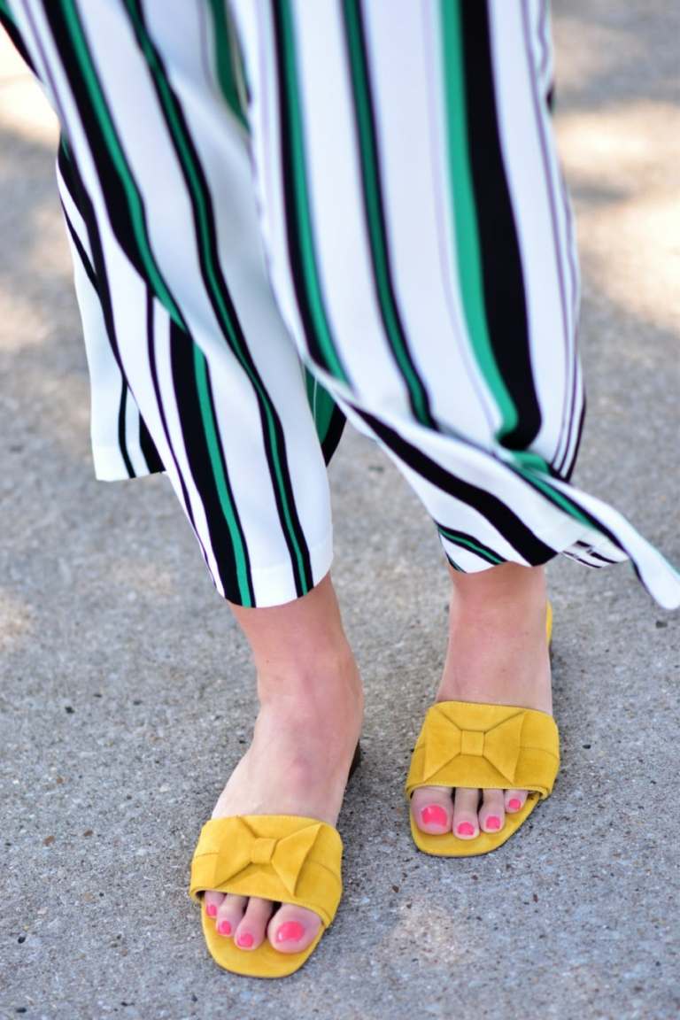 Sandaler och tofflor i gul färg är perfekta för sommaren