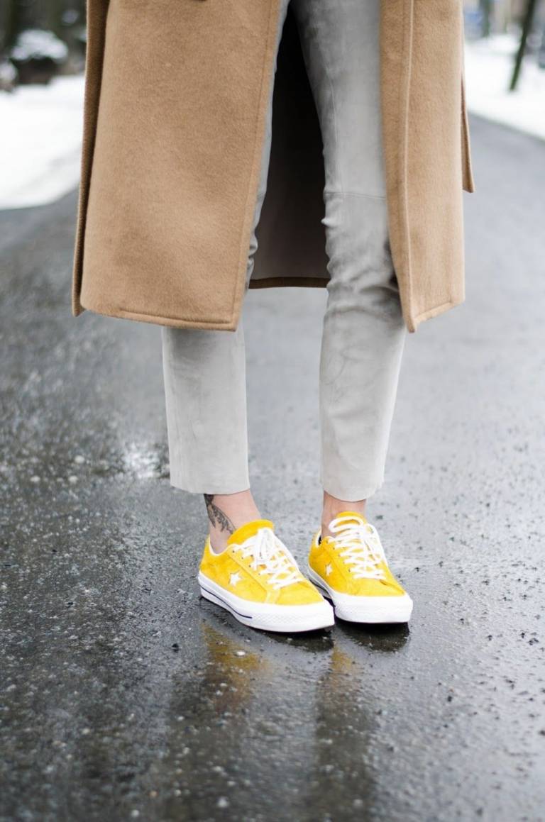 Kombinera byxor och en kappa med gula skor