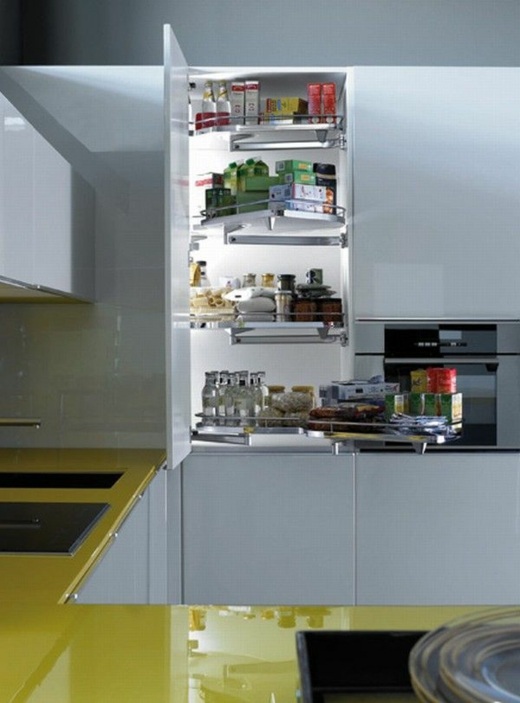 grå inbyggd kylskåp i gult kök