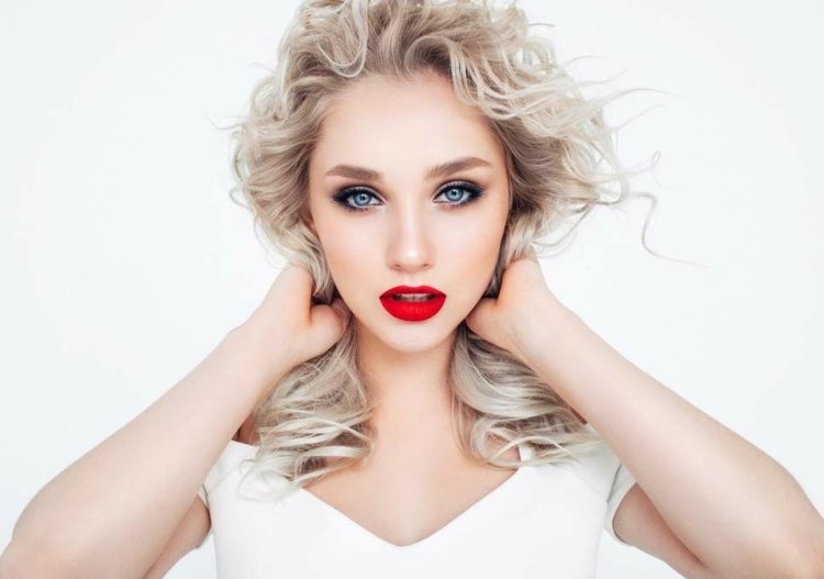 Ta bort gul nyans Bleach blond hårvårdstips