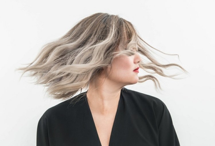 Ta bort gul nyans lila schampo blonda hårvårdstips kort hårbalayage