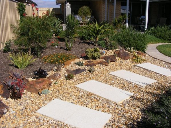 spara vatten trädgård grus sten plattor trottoaren torra växter