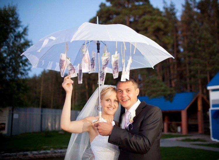 pengar-gåvor-bröllop-original-paraply-sedlar