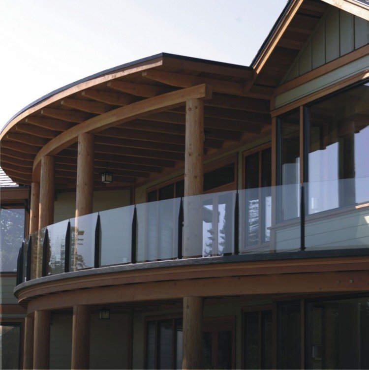 gelander-balkong-terrass-byggnad-glas-transparent-modernt-hus-tak