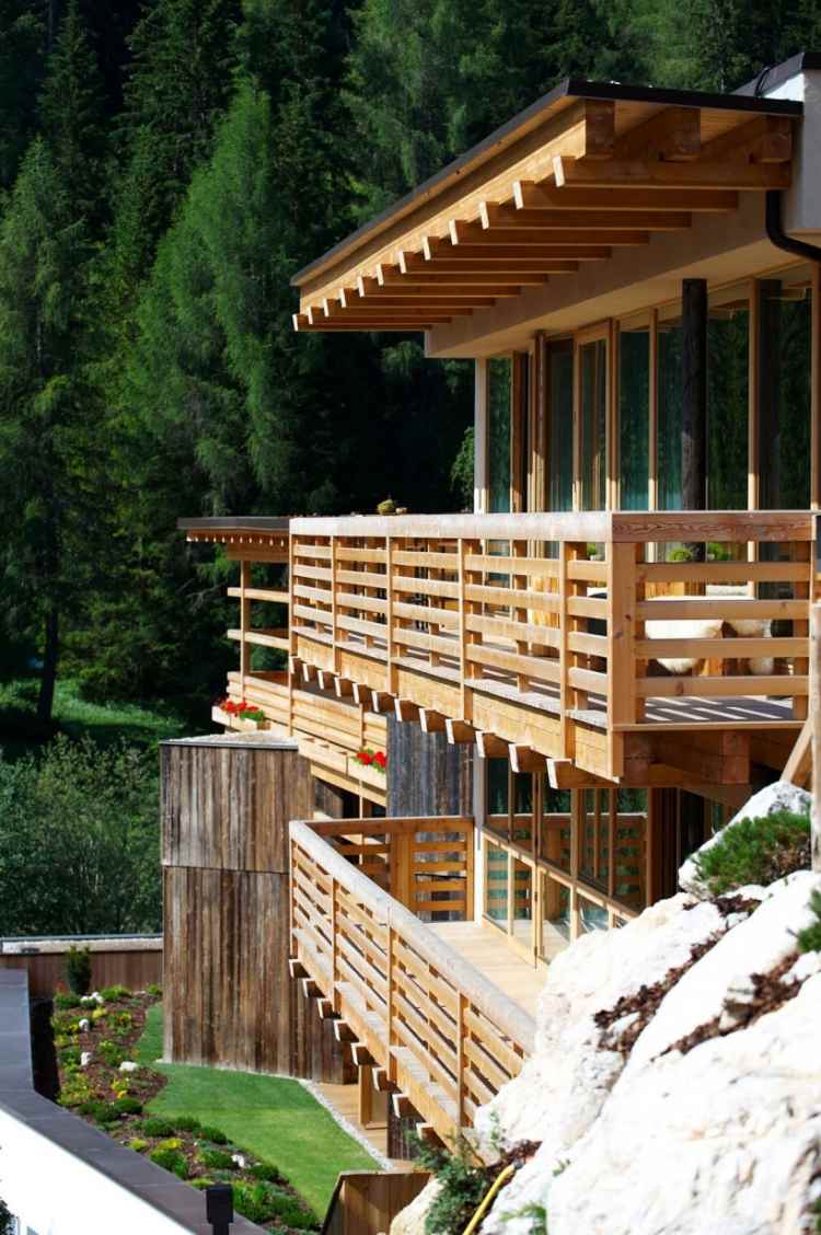 gelander-balkong-terrass-bygg-trä-lantlig stil-alm-naturlig-vy