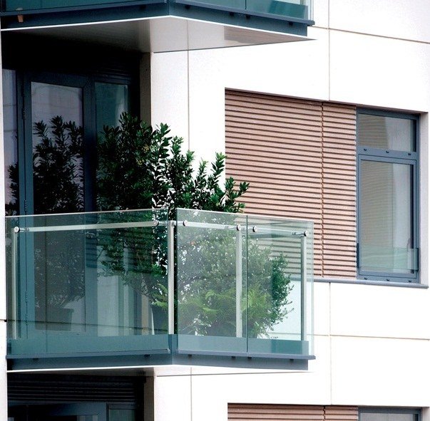 Glasräcke balkong bygga lägenhet grön modern rostfritt stål konstruktion