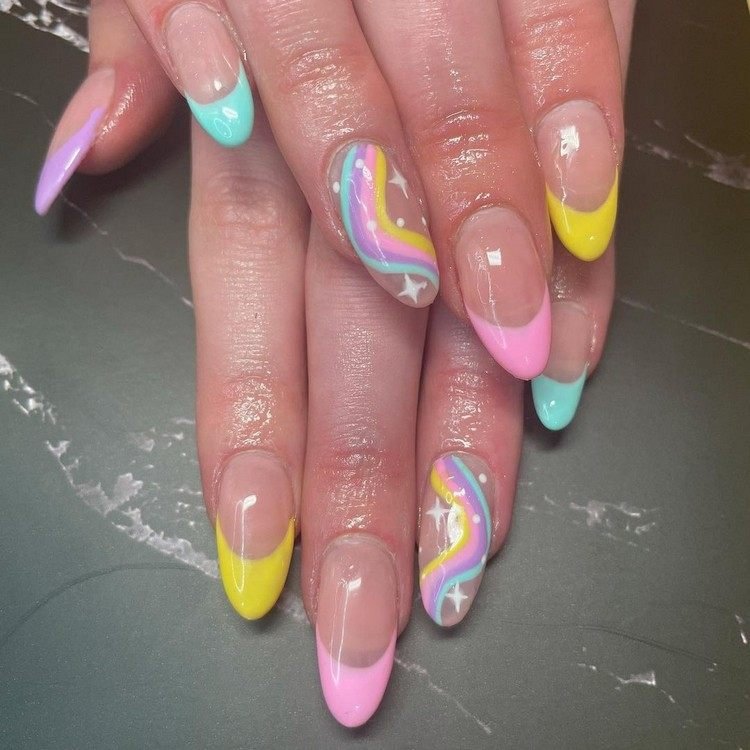 Pastell franska naglar Spik trend Vårspiklar i mandelform