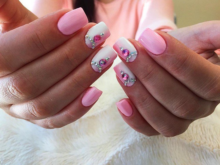 Ombre naglar rosa nageltrender sommar gel naglar idéer 2021