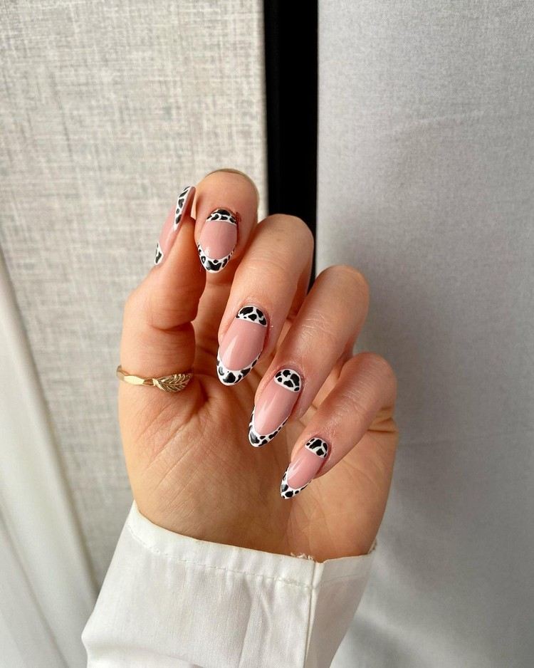 Animal Print Nails Nageltrend, långa mandelformade naglar