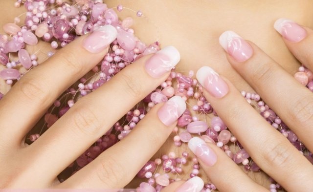 gel naglar i bilder av rosa fransk manikyr
