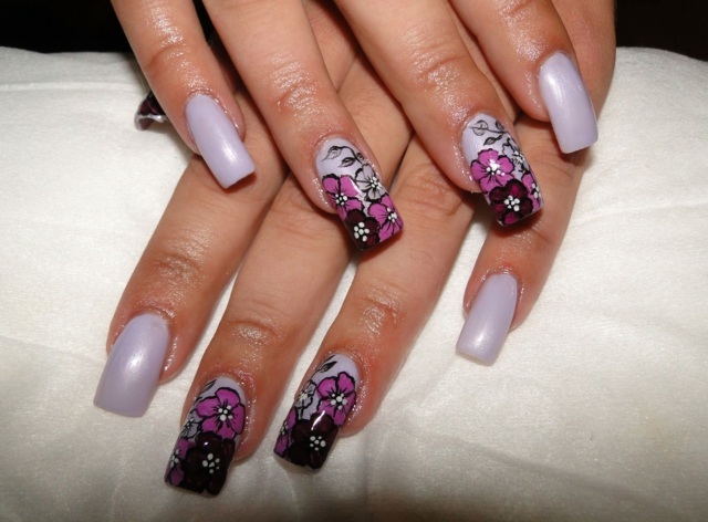 nagellack matt lila blommor motiv svart