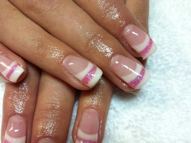 manikyr franska ränder rosa glitterdesign