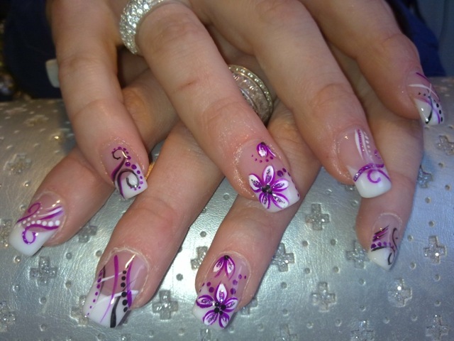 delikat nageldesign blommemålning lila motiv
