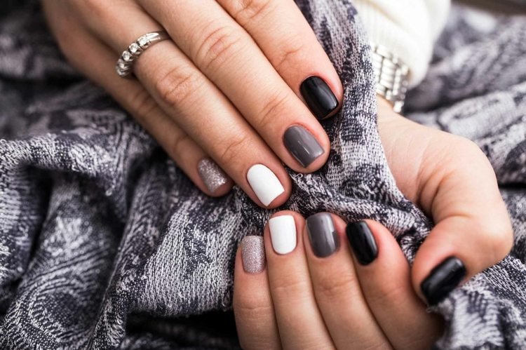 gel naglar grå vit glitter svarta korta naglar