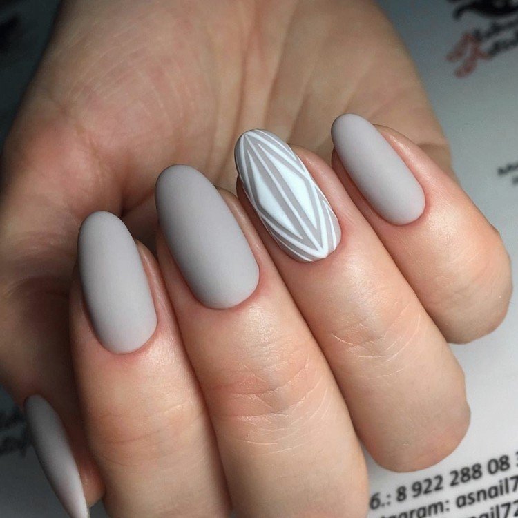 ljusgrå nagellackdesign matta vita figurer ränder oval form