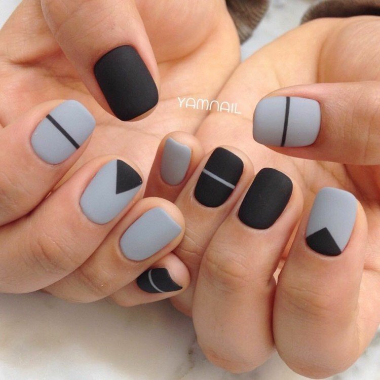 gel naglar grå matt svarta linjer trianglar elegant manikyr