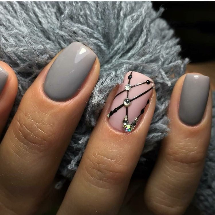 grå gel naglar trend manikyr skymning rosa svarta strass