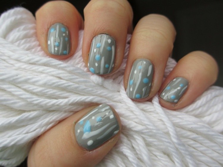 gel naglar grå blå vit prickig kort